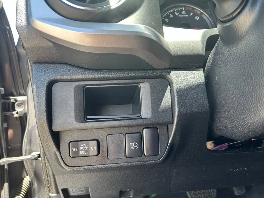 Used 2019 Toyota Tacoma SR5 AWD/4WD image 18