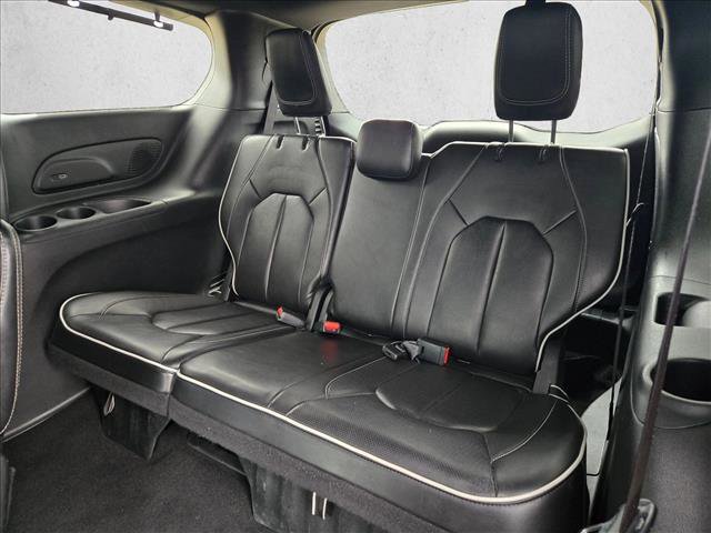 Used 2025 Chrysler Pacifica Limited image 21