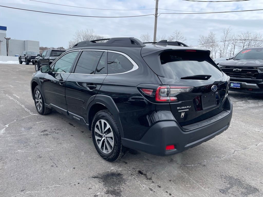 Used 2025 Subaru Outback Premium image 3