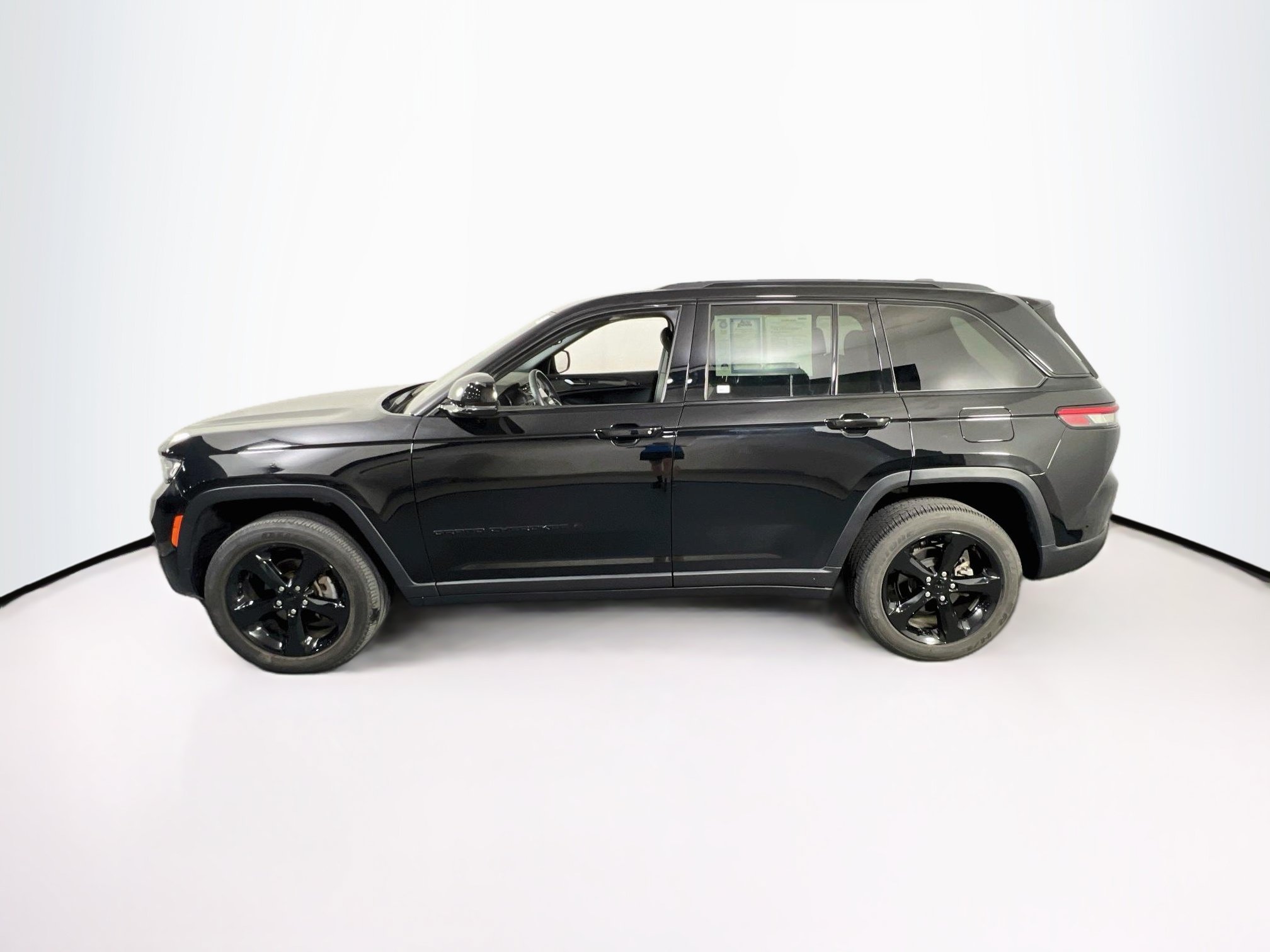 Used 2023 Jeep Grand Cherokee Altitude AWD/4WD image 8