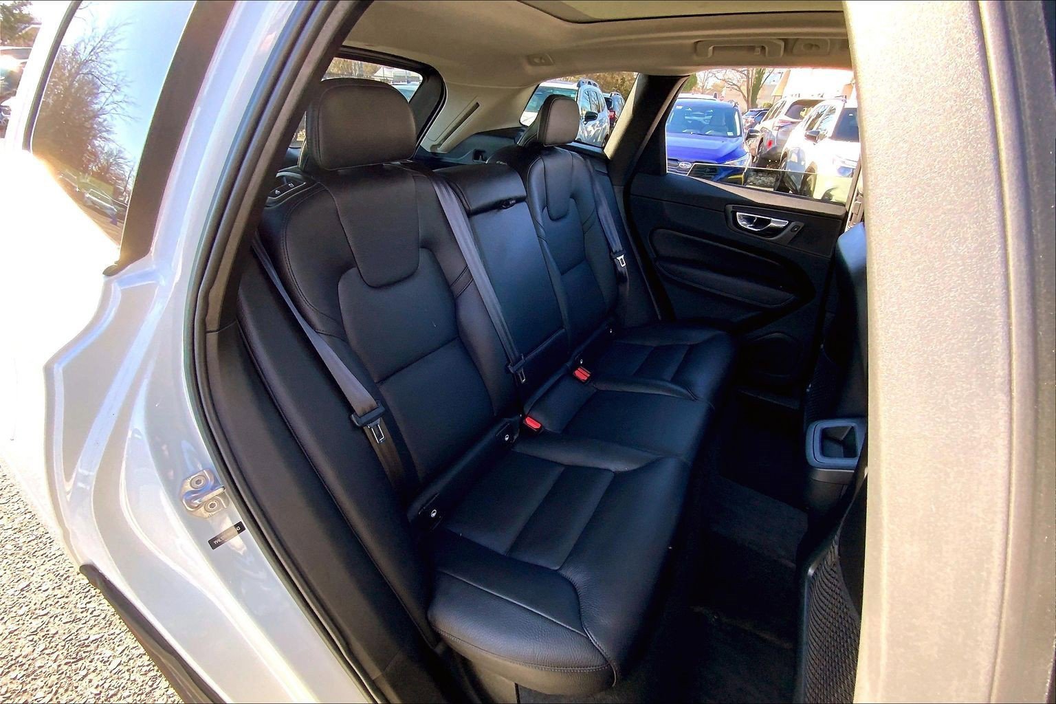 Used 2022 Volvo XC60 B5 Momentum w/ Climate Package image 18