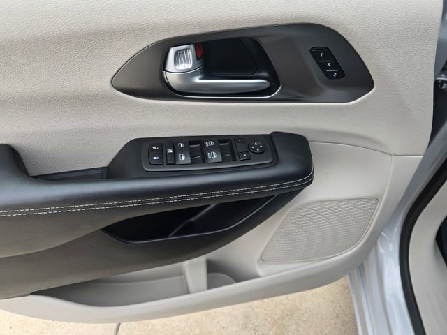 Used 2024 Chrysler Pacifica Touring-L image 26