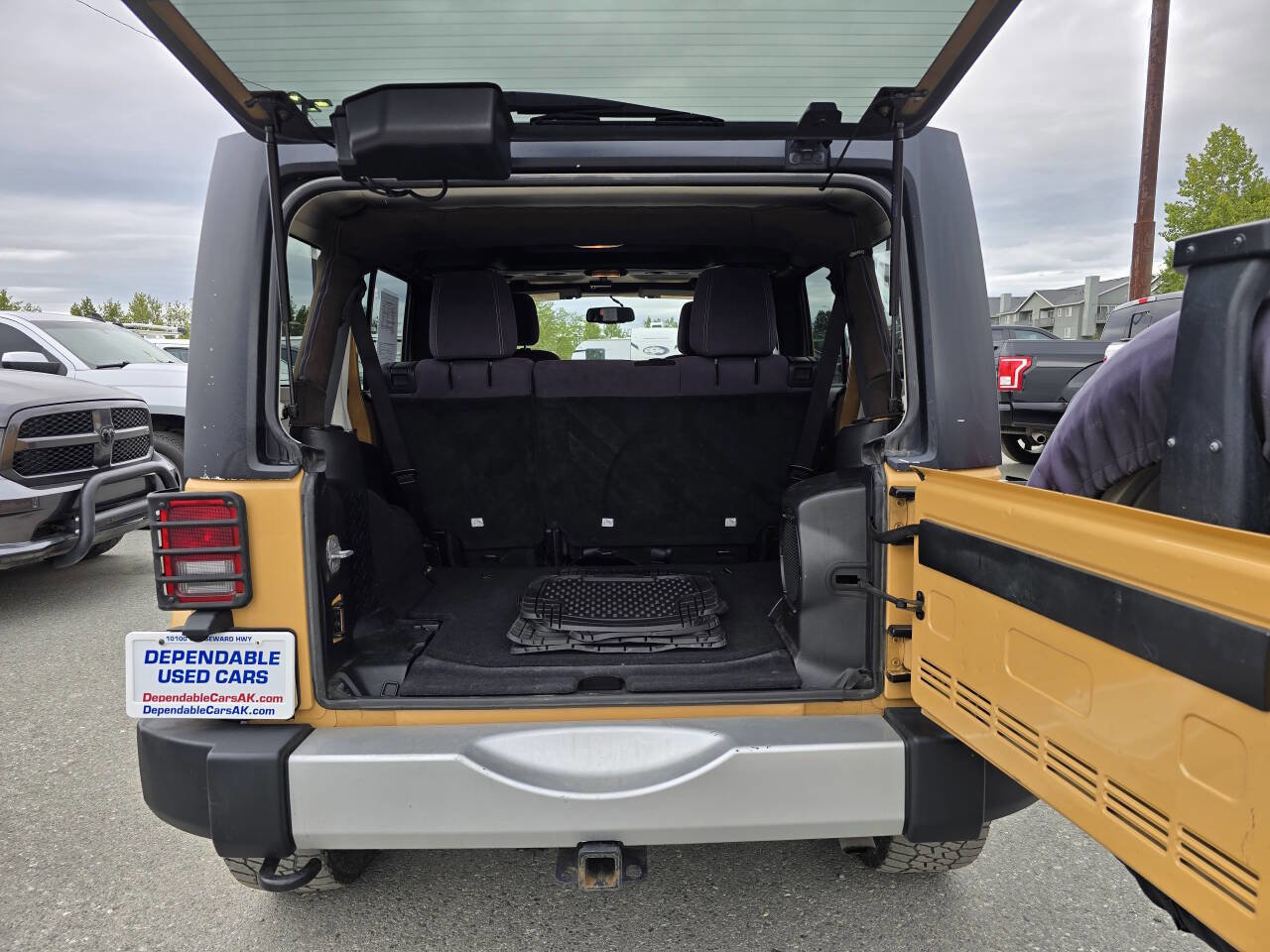 Used 2013 Jeep Wrangler Unlimited Sahara w/ Connectivity Group image 11