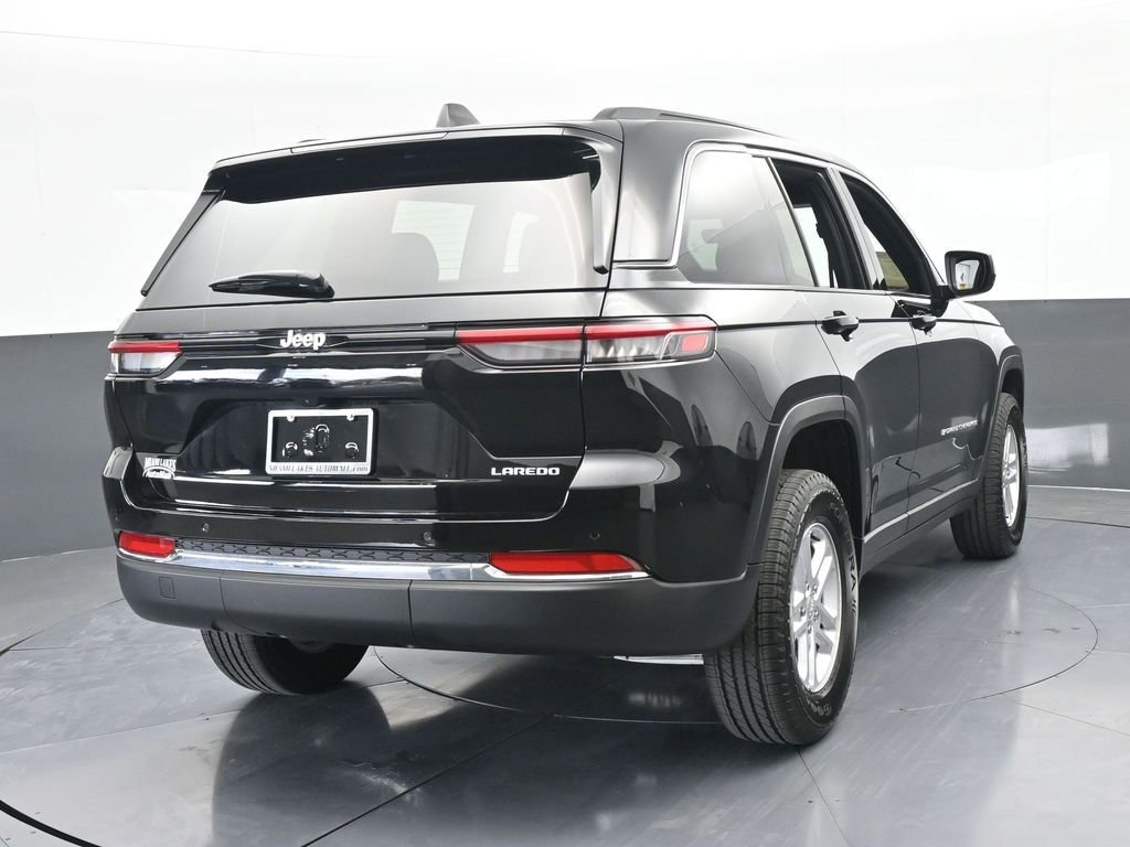 Used 2025 Jeep Grand Cherokee Laredo image 5