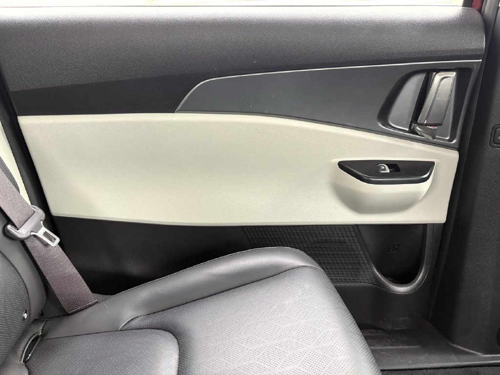 Used 2024 Kia Carnival LX FWD image 22