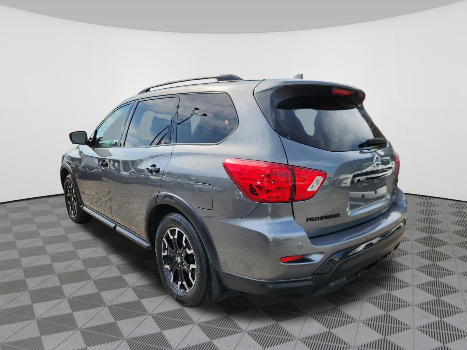 Used 2020 Nissan Pathfinder SL image 3