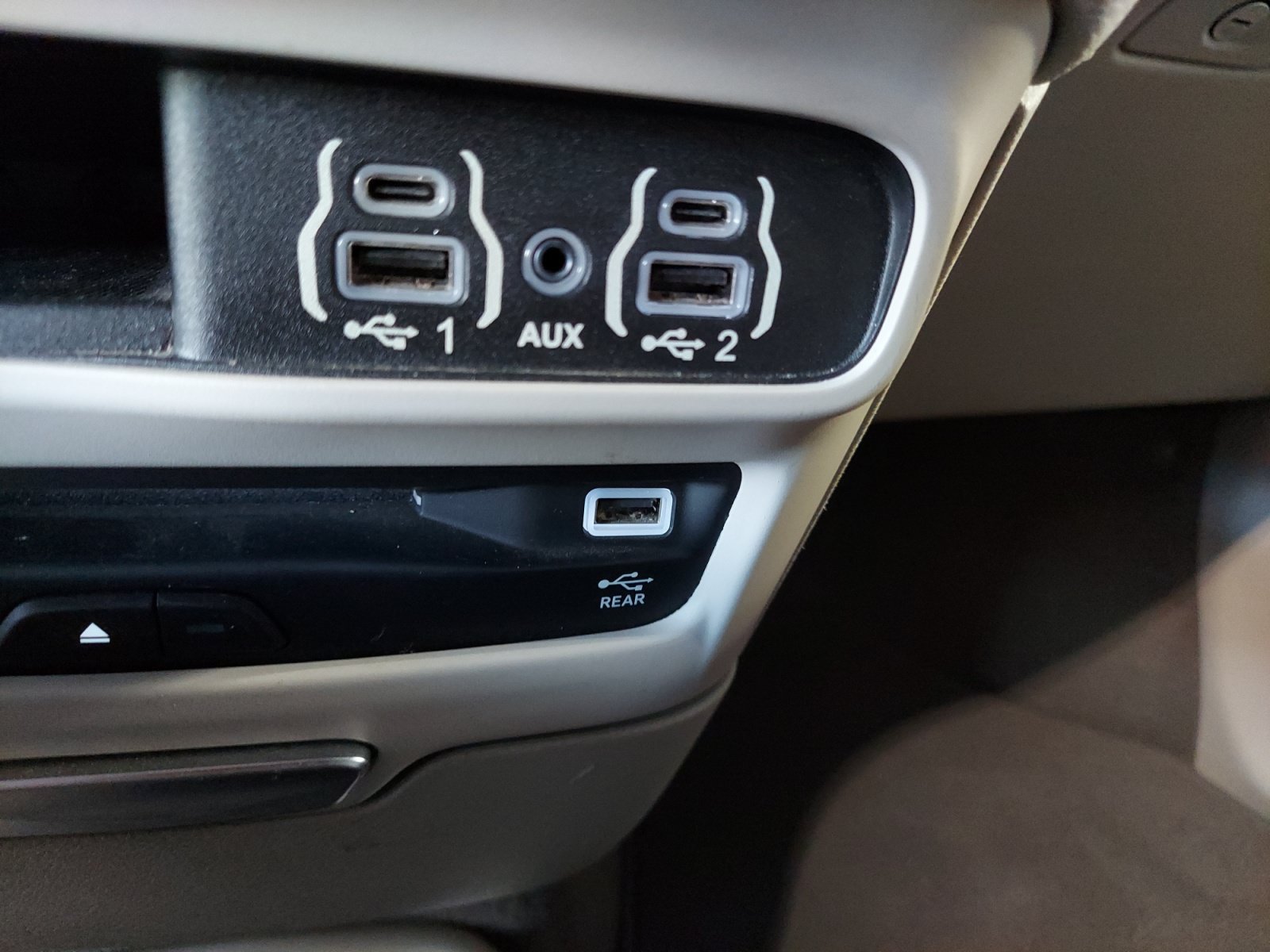 Used 2021 Chrysler Pacifica Touring-L w/ Uconnect Theater Family Group FWD image 21