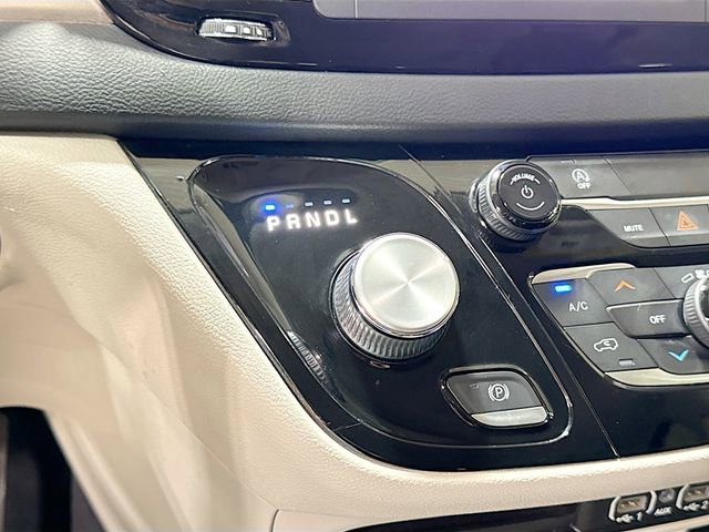 Used 2022 Chrysler Voyager LX image 18