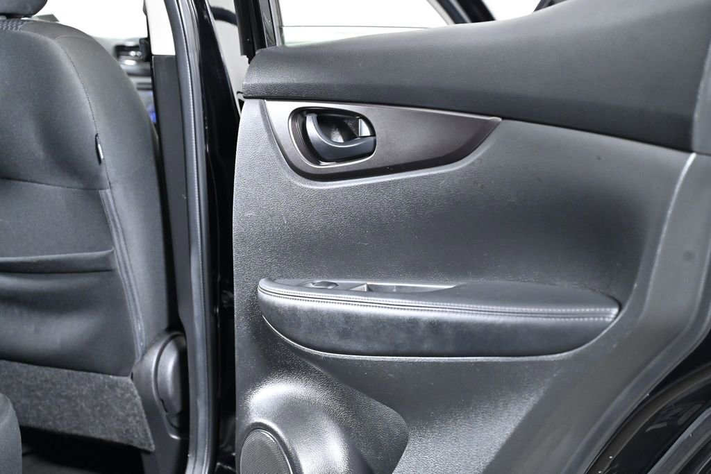 Used 2020 Nissan Rogue Sport S image 28