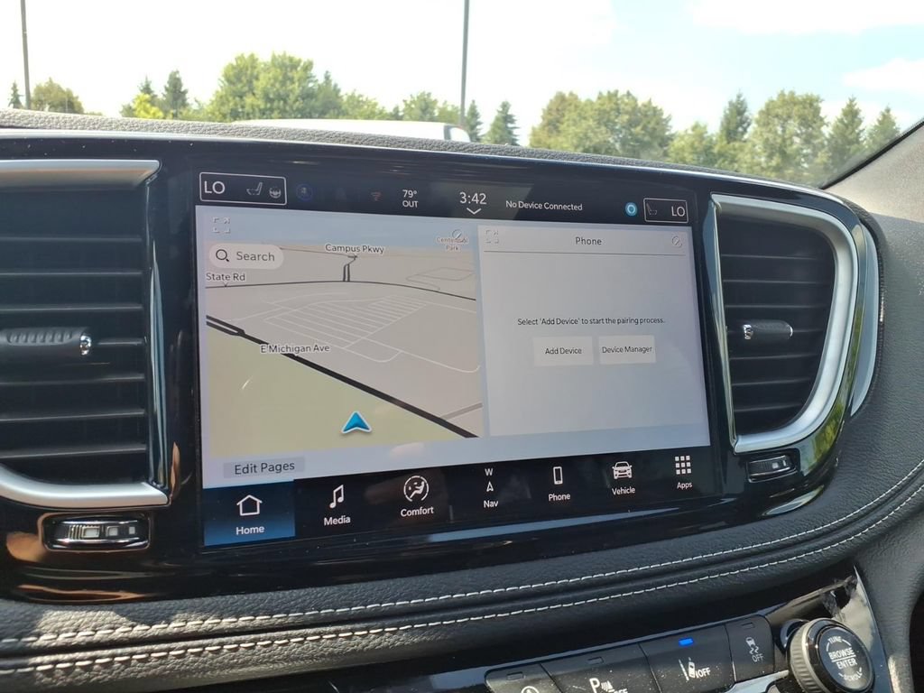 Used 2025 Chrysler Pacifica Limited FWD image 18