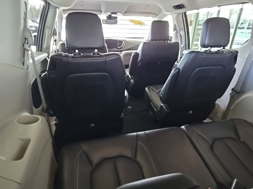 Used 2024 Chrysler Pacifica Touring-L image 14