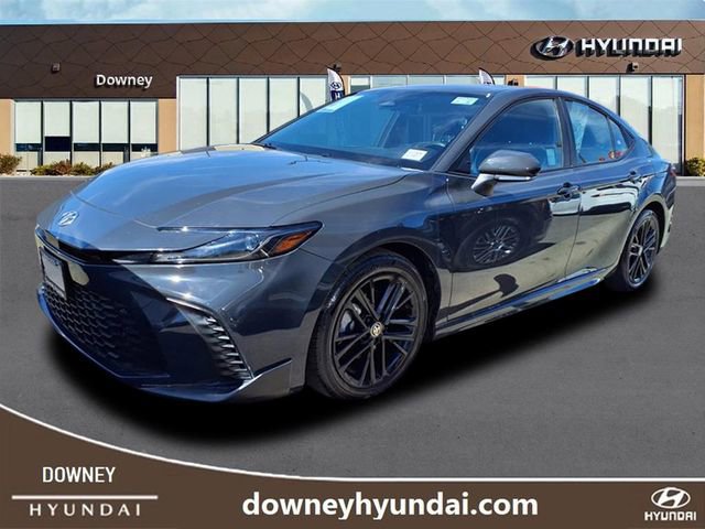 Used 2025 Toyota Camry SE image 1