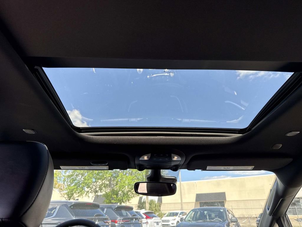 Used 2025 Chrysler Pacifica Limited image 17