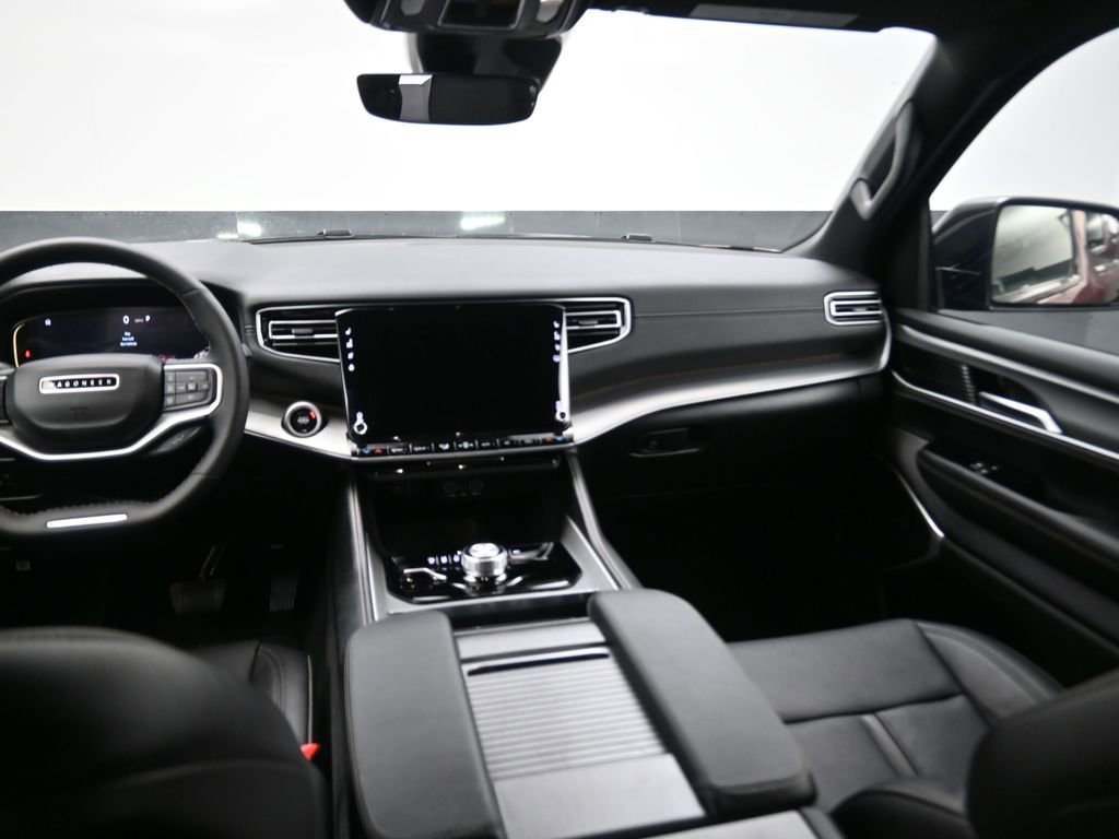 Used 2025 Jeep Wagoneer L Series II w/ 8-pass Seating Package image 16