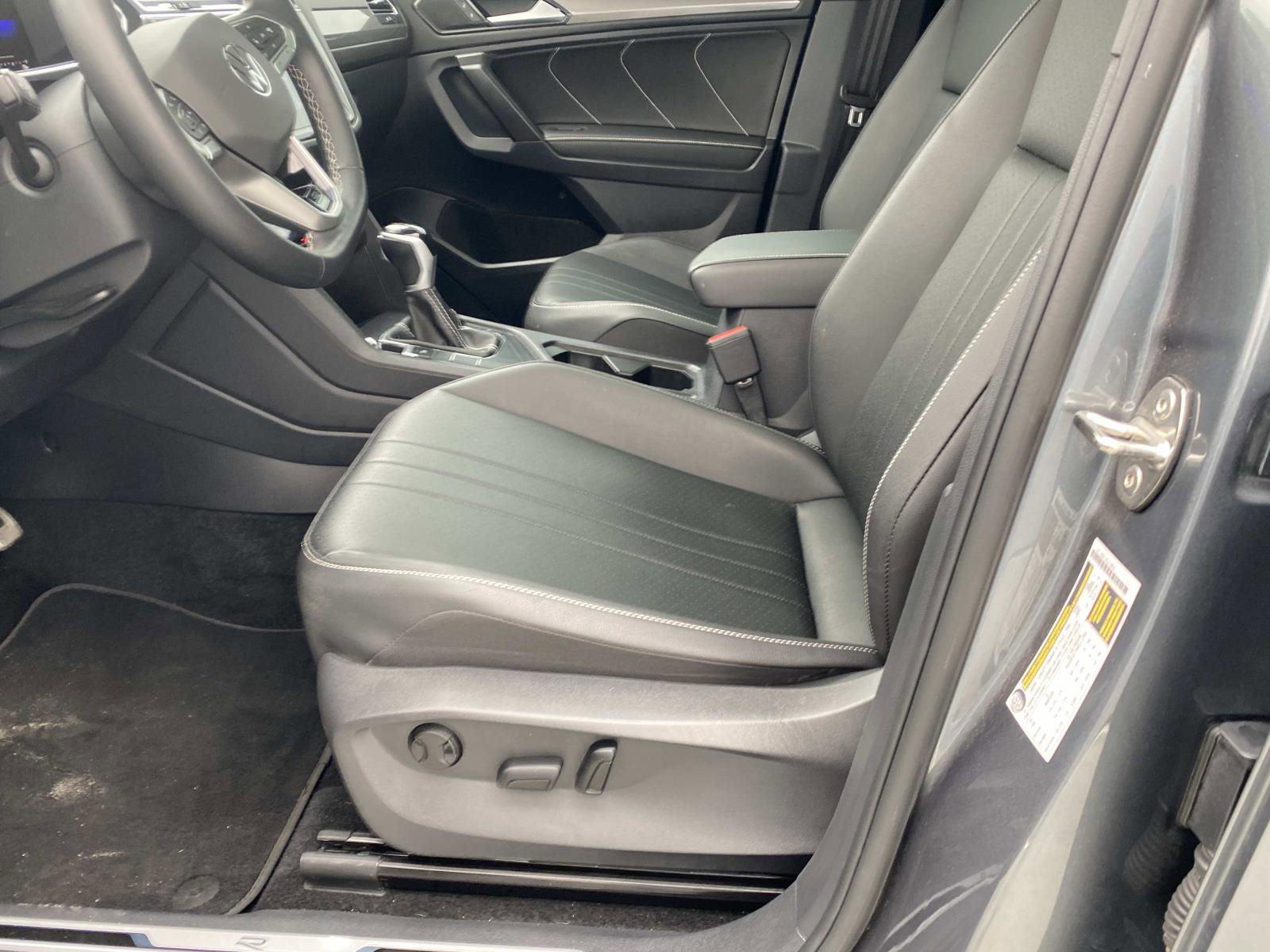 Used 2023 Volkswagen Tiguan SE R-Line image 17