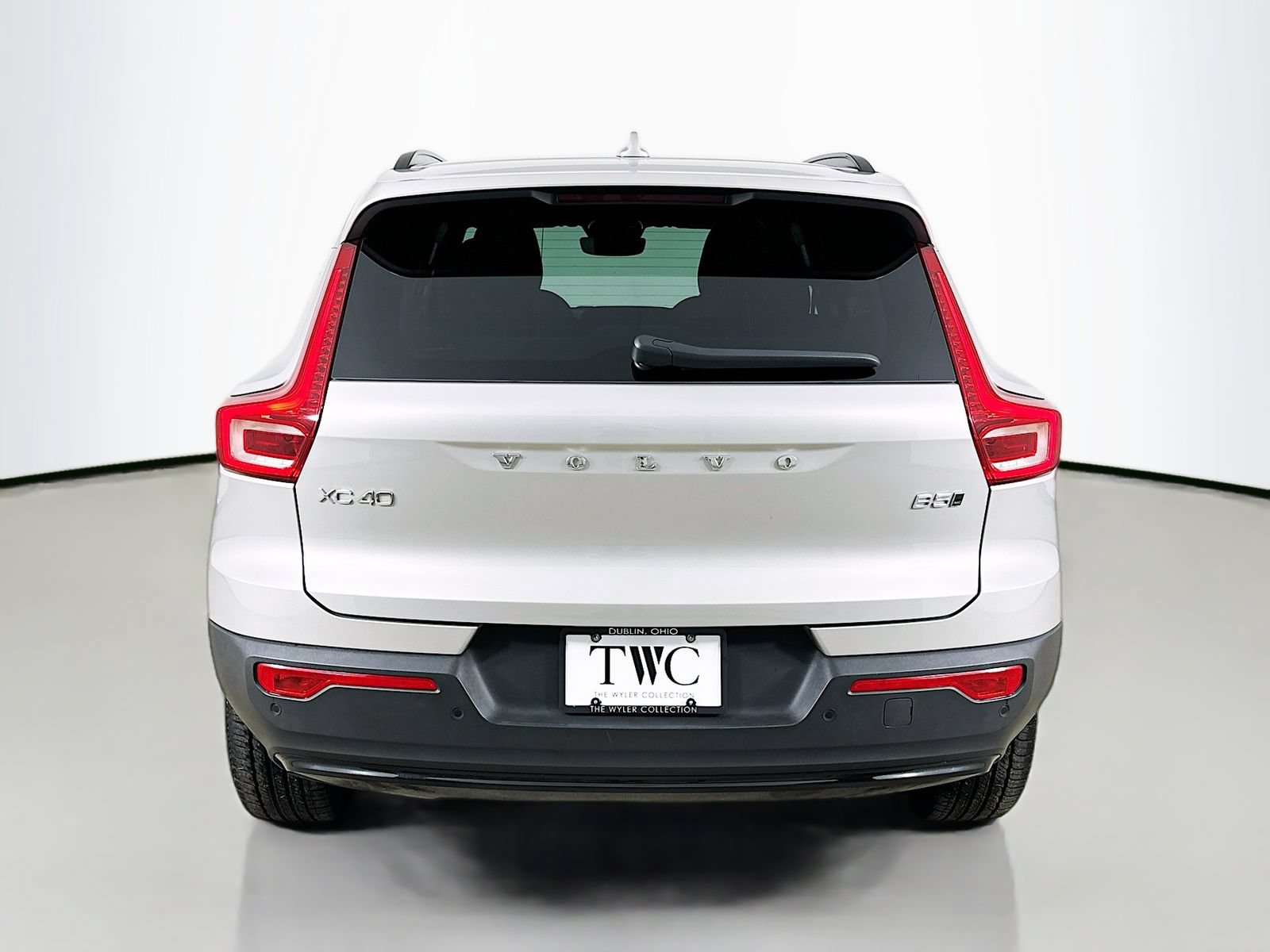Used 2025 Volvo XC40 B5 Plus AWD/4WD image 6