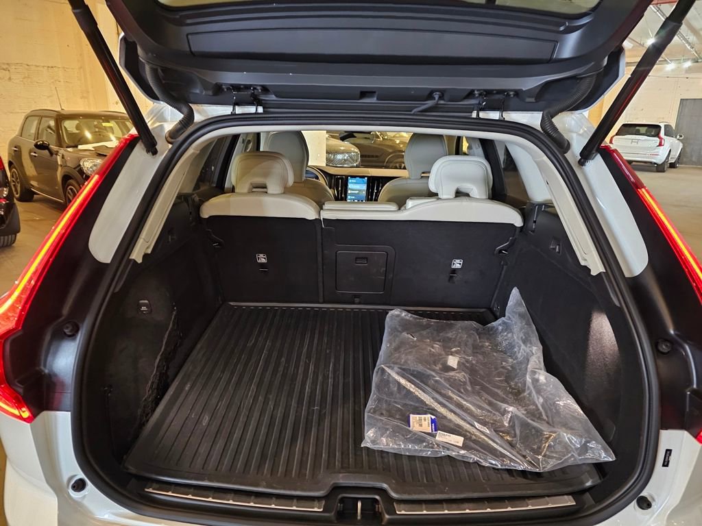 Certified 2023 Volvo XC60 B5 Ultimate image 4