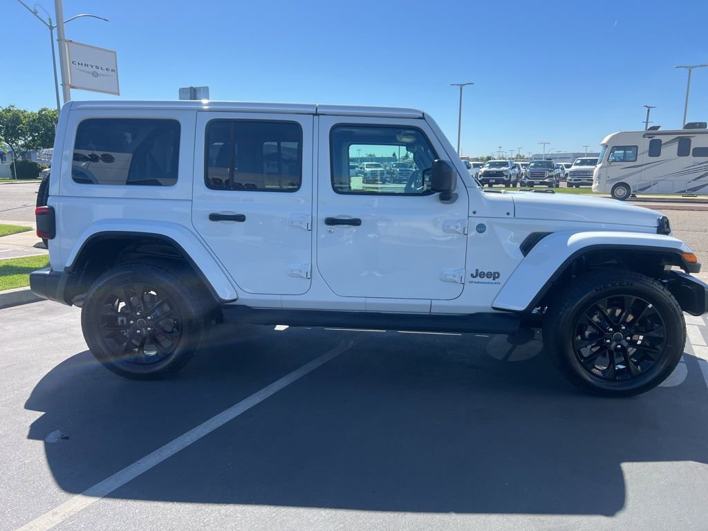 Used 2025 Jeep Wrangler Unlimited Sahara AWD/4WD image 9