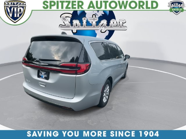 Used 2024 Chrysler Pacifica Touring-L FWD image 8