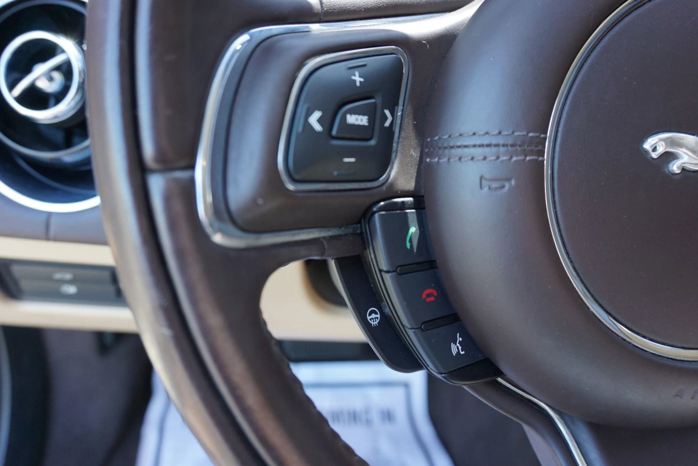 Used 2016 Jaguar XJ R-Sport RWD image 28