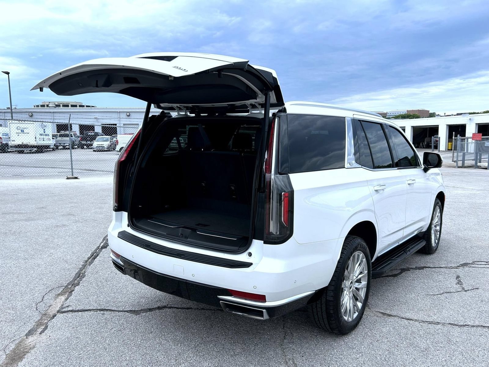 Used 2021 Cadillac Escalade Premium Luxury w/ Performance Package AWD/4WD image 23