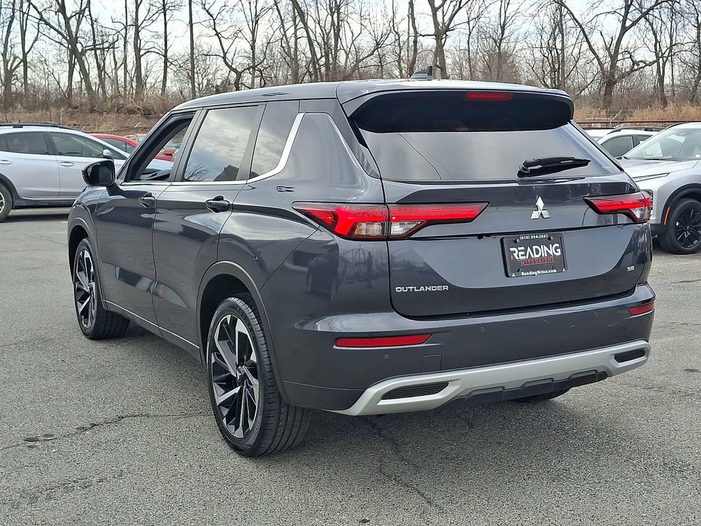 Used 2024 Mitsubishi Outlander SE Black Edition image 7