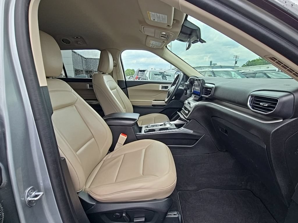 Used 2023 Ford Explorer XLT w/ Equipment Group 202A AWD/4WD image 46