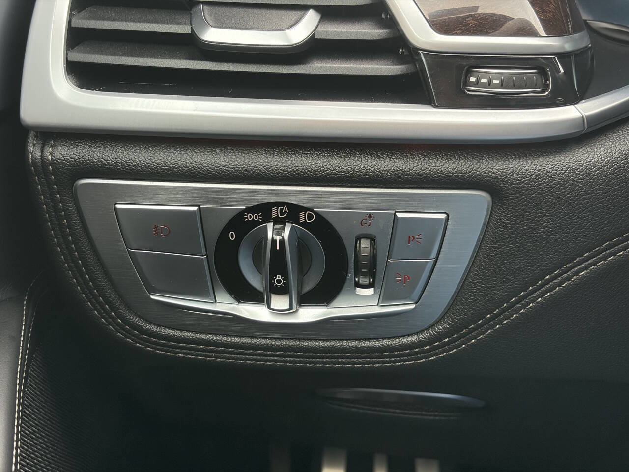 Used 2017 BMW 750i xDrive image 33