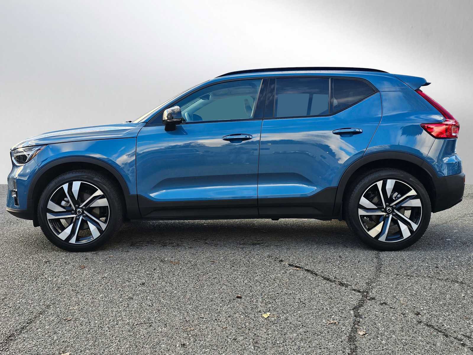 Certified 2024 Volvo XC40 B5 Plus w/ Protection Package Premier image 4