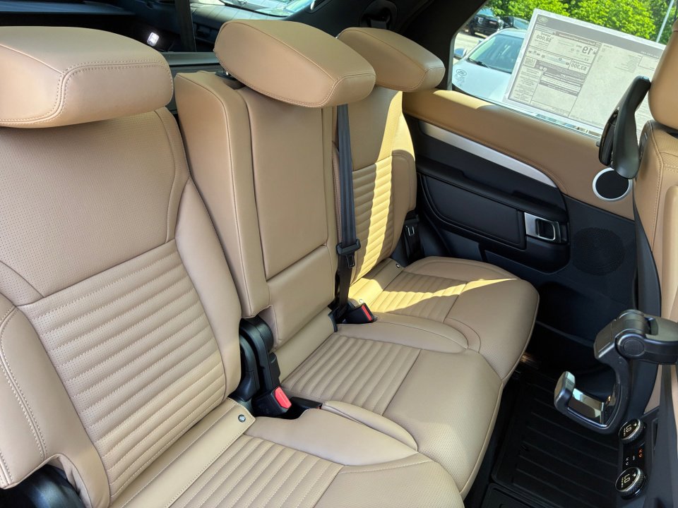 New 2026 Land Rover Discovery Limited Edition AWD/4WD image 29