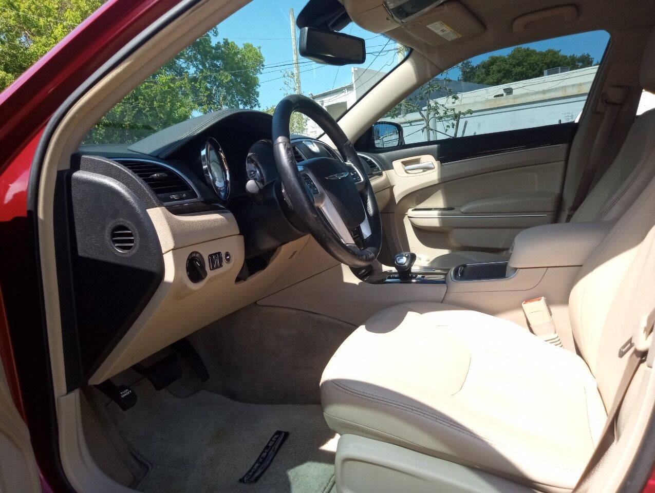 Used 2013 Chrysler 300 RWD image 16
