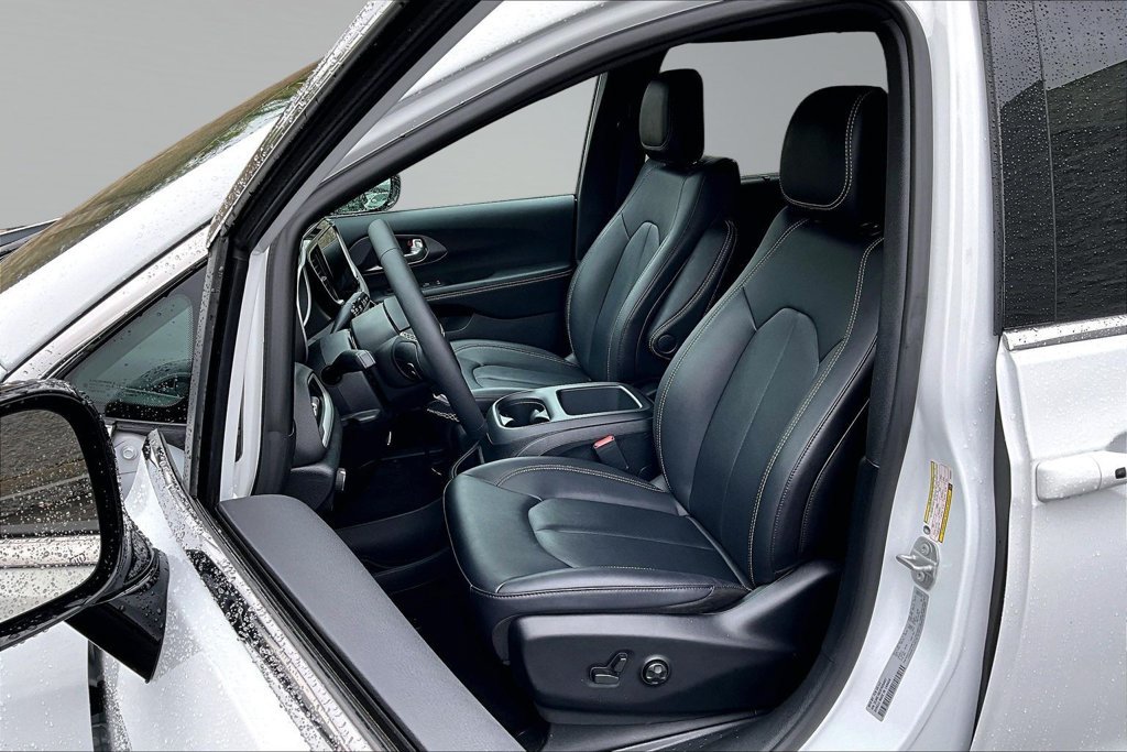 Used 2026 Chrysler Pacifica Select FWD image 3
