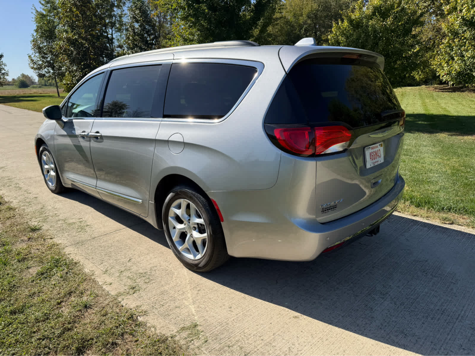 Used 2017 Chrysler Pacifica Touring-L FWD image 3