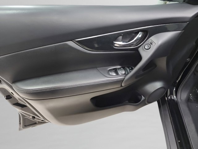 Used 2015 Nissan Rogue SL w/ SL Premium Package image 25