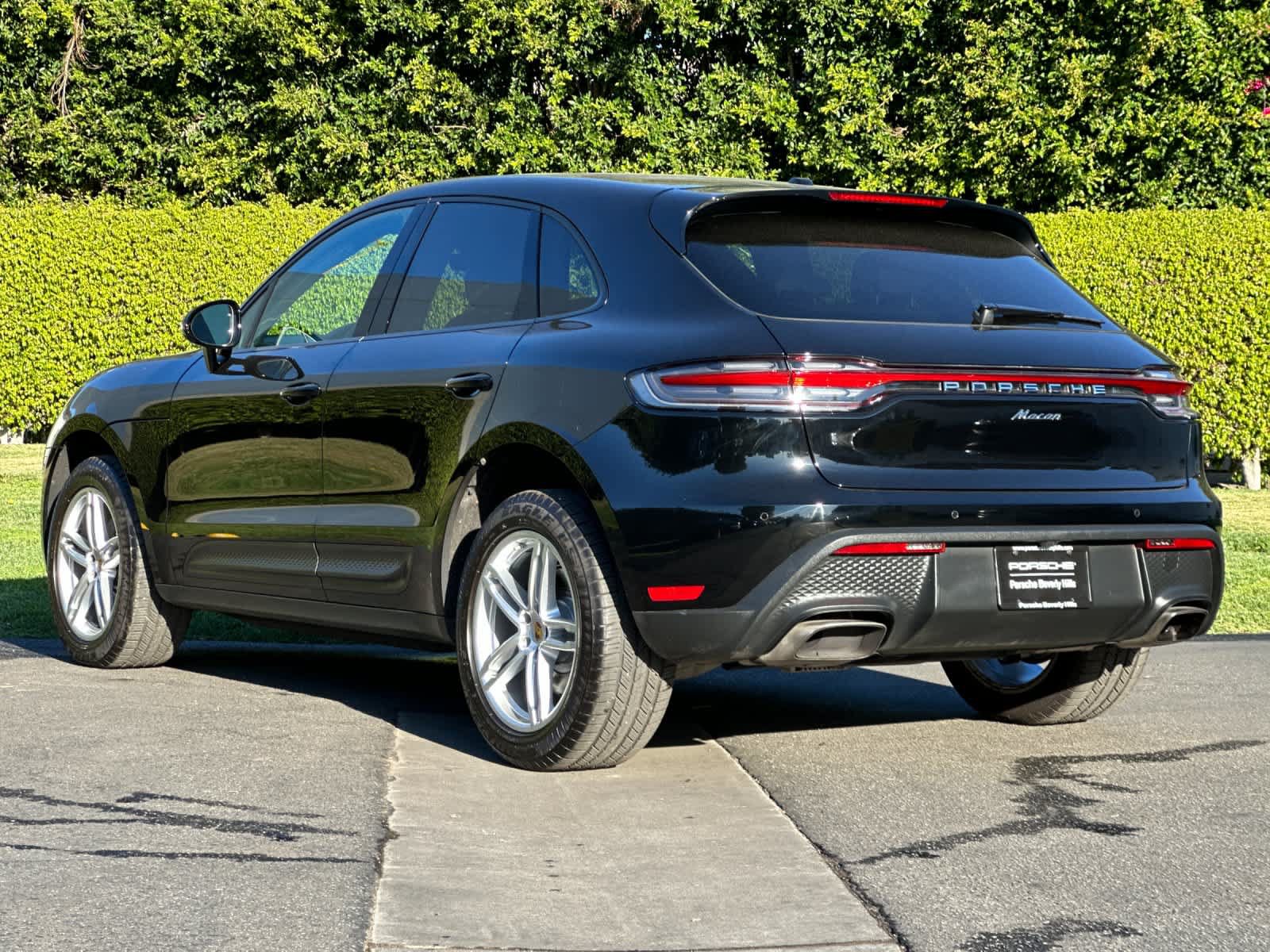 Certified 2025 Porsche Macan AWD/4WD image 3