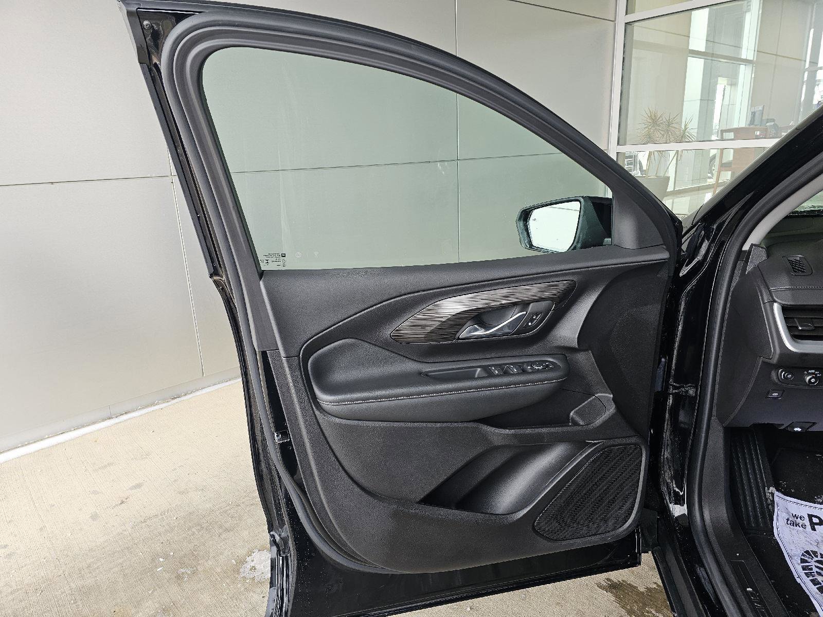 Used 2024 GMC Terrain SLE w/ Driver Convenience Package image 18