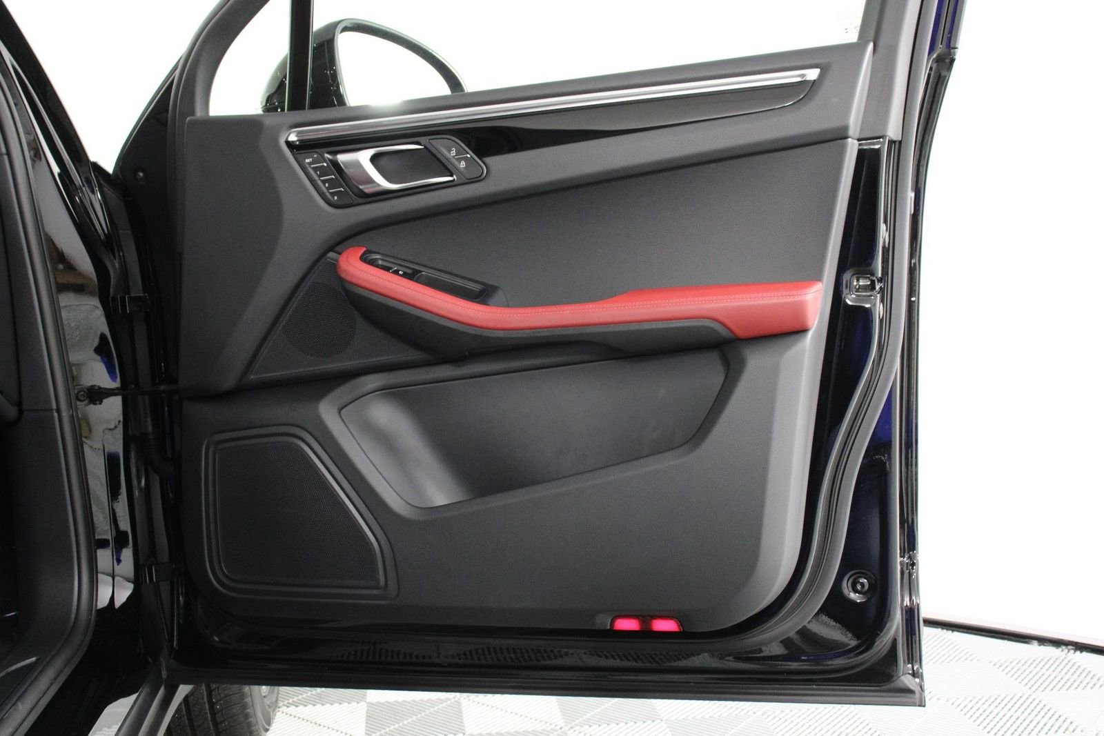 Certified 2025 Porsche Macan image 23