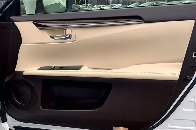 Used 2016 Lexus ES 350 350 w/ Luxury Package w/Wood Trim image 19