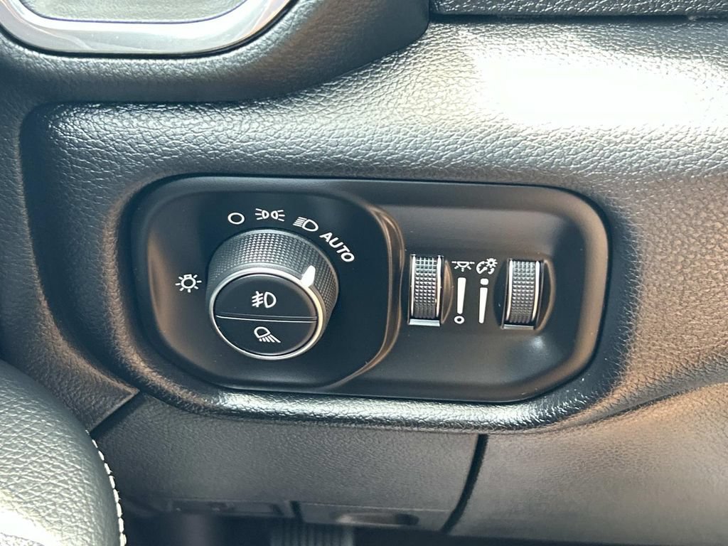 Used 2026 RAM 2500 Laramie AWD/4WD image 40