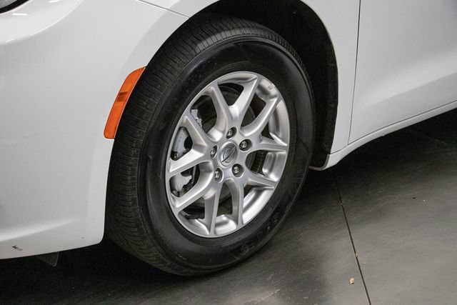 Used 2024 Chrysler Pacifica Touring-L FWD image 8