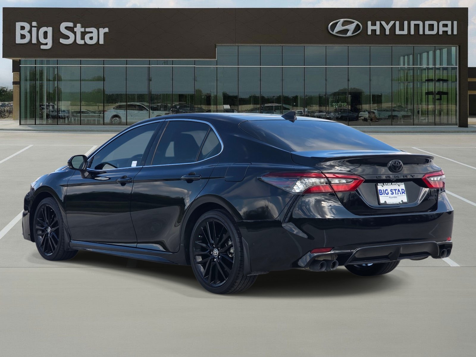 Used 2024 Toyota Camry XSE FWD image 3