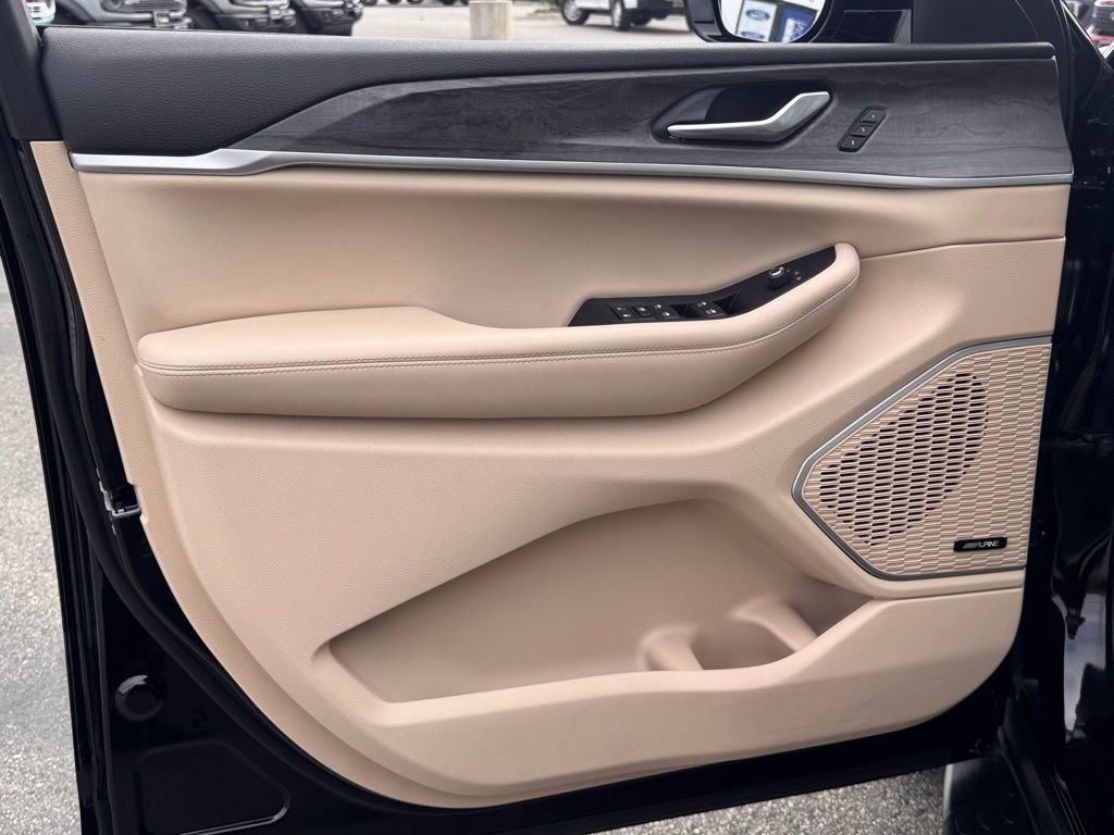 Used 2023 Jeep Grand Cherokee Limited w/ Luxury Tech Group II image 15