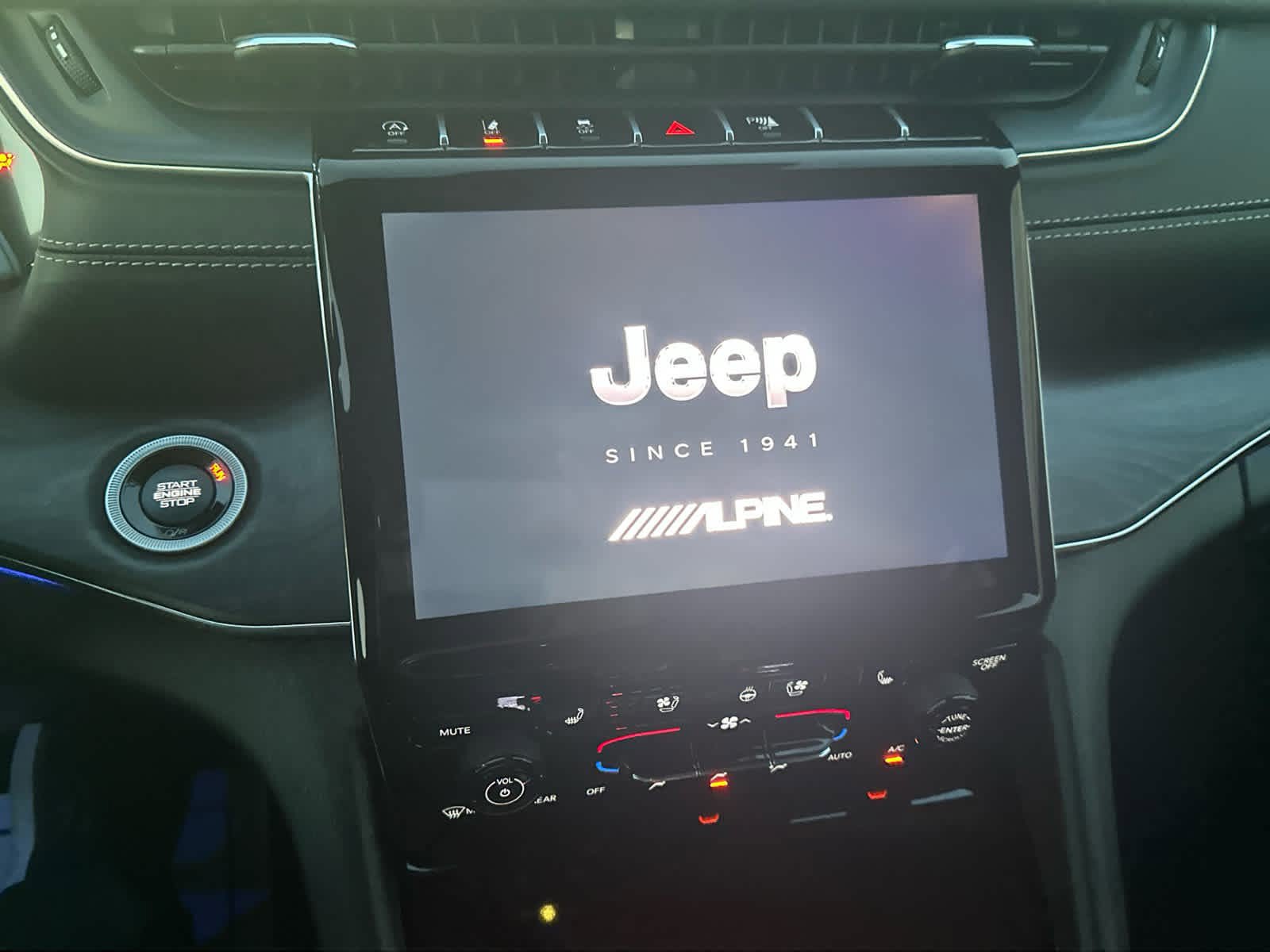 New 2025 Jeep Grand Cherokee L Overland w/ Luxury Tech Group IV AWD/4WD image 29