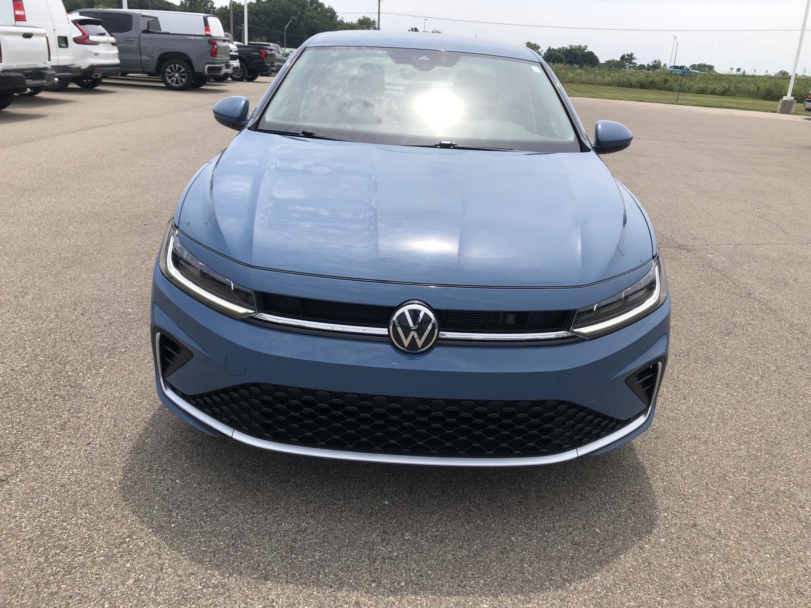 Used 2025 Volkswagen Jetta SE FWD image 9