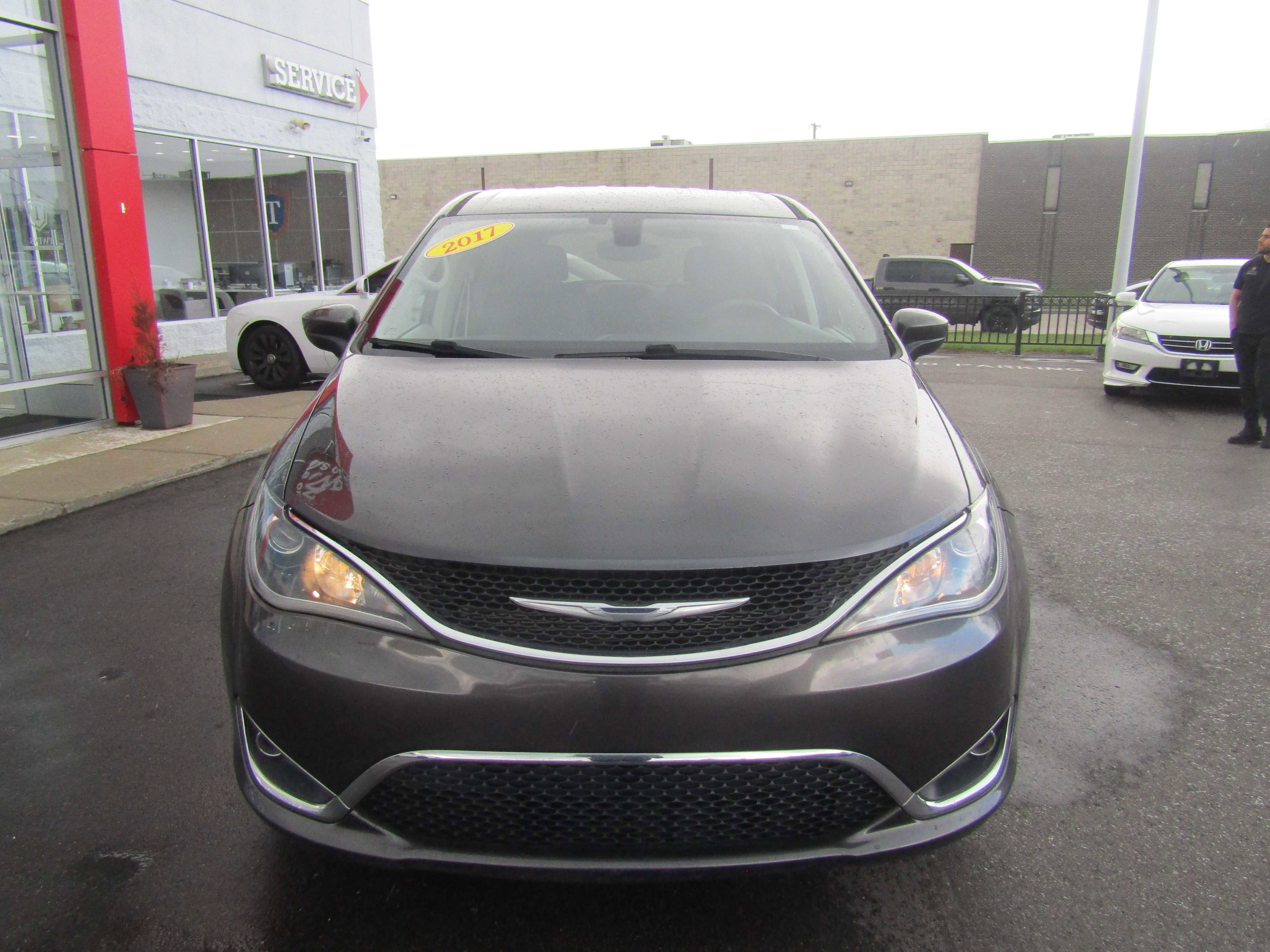 Used 2017 Chrysler Pacifica Touring Plus w/ Tire & Wheel Group FWD image 4