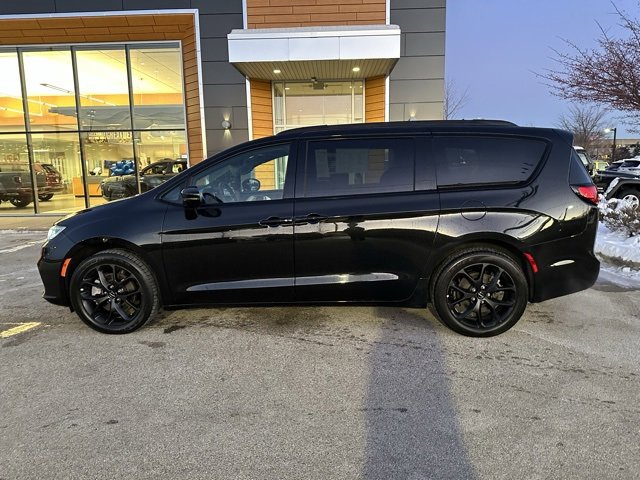 Used 2023 Chrysler Pacifica Limited w/ S Appearance Package image 9