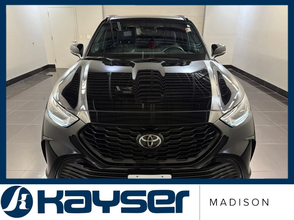 Used 2023 Toyota Highlander XSE AWD/4WD image 2
