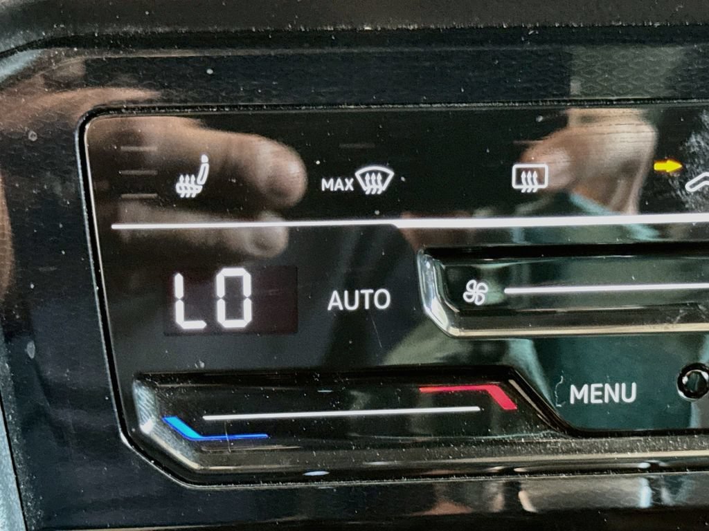 Certified 2025 Volkswagen Taos SE AWD/4WD image 21