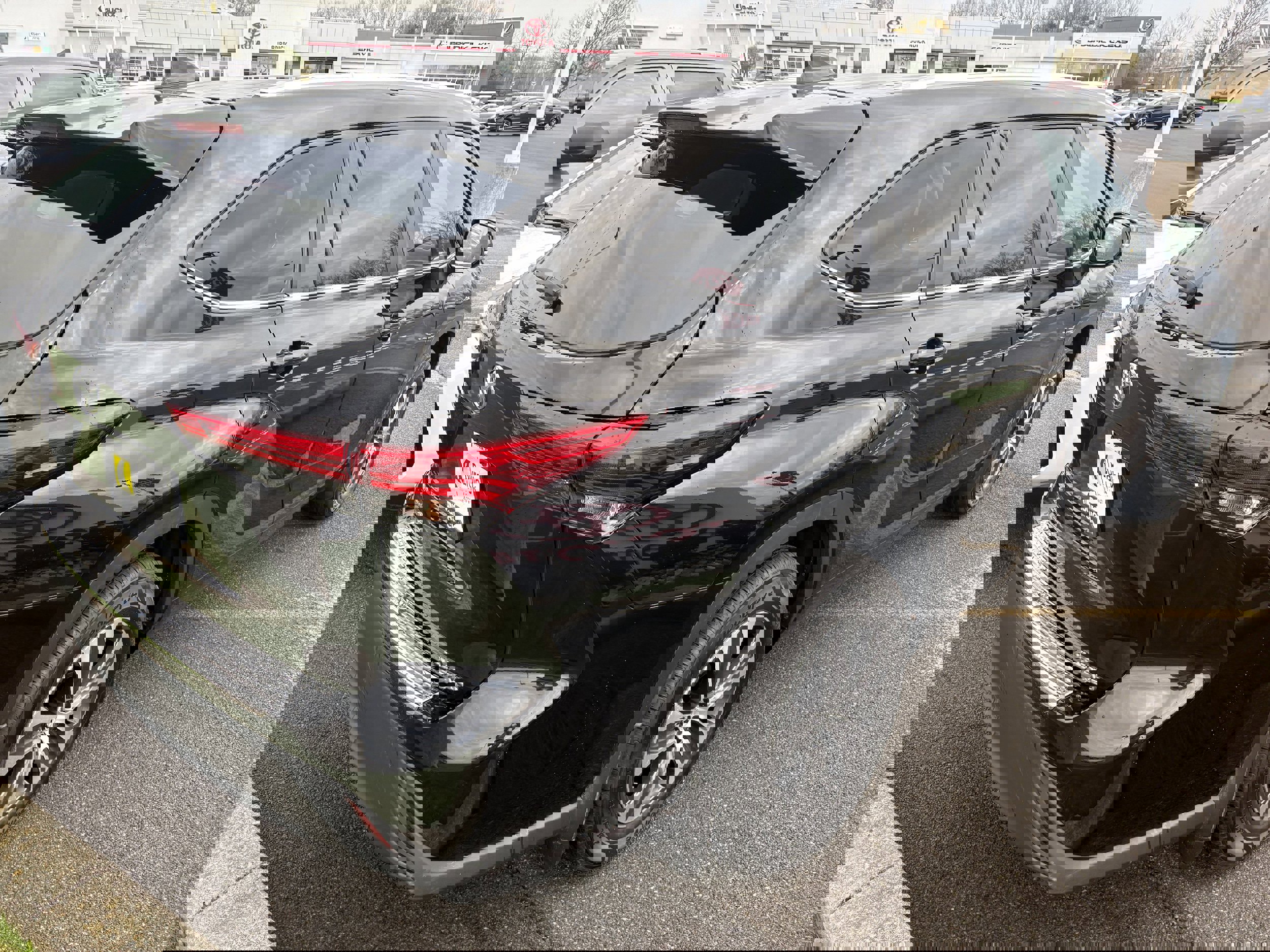 Used 2023 Toyota Highlander XLE AWD/4WD image 6