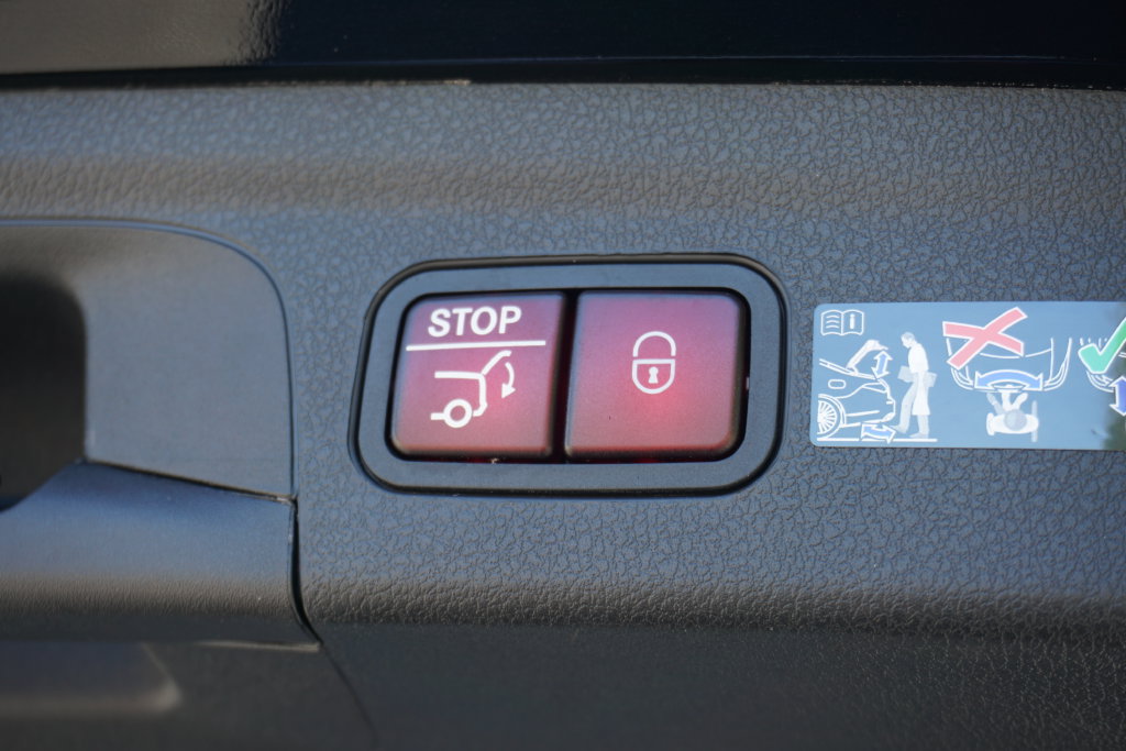 Certified 2025 Mercedes-Benz GLE 450e 4MATIC image 36